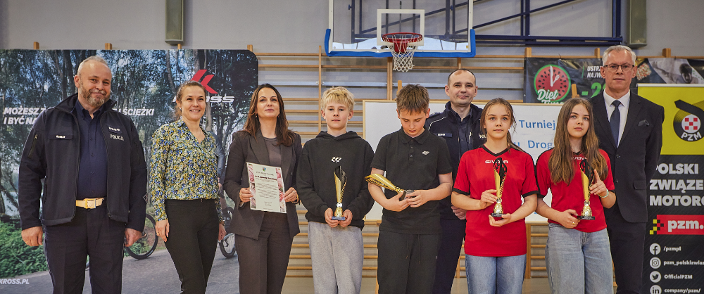 Dekoracja zwycięzców eliminacji rejonowych XLVII Ogólnopolskiego Turnieju Bezpieczeństwa w Ruchu Drogowym