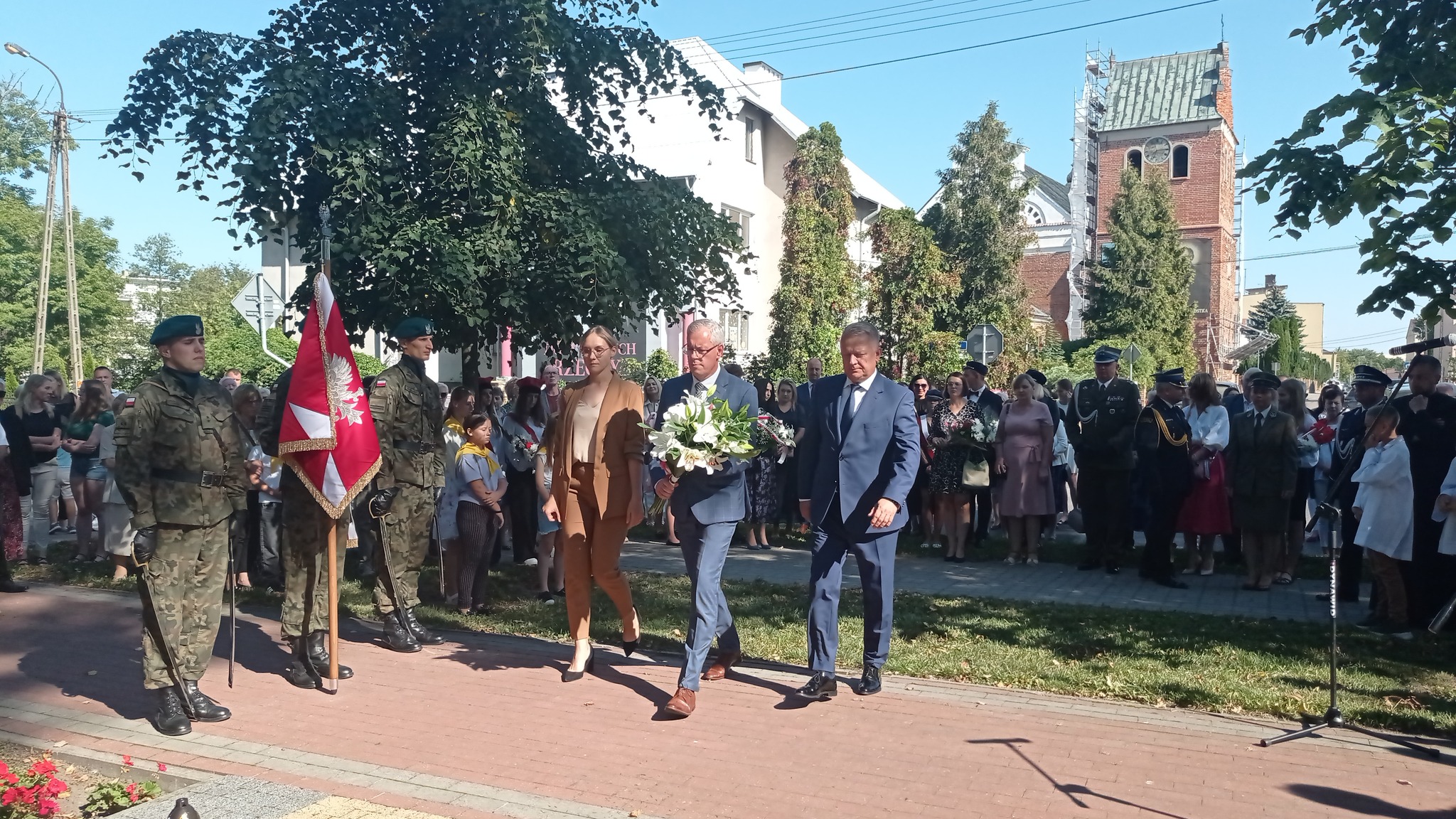 Troje przedstawicieli Powiatu Przasnyskiego składa kwiaty pod pomnikiem św. Stanisława Kostki