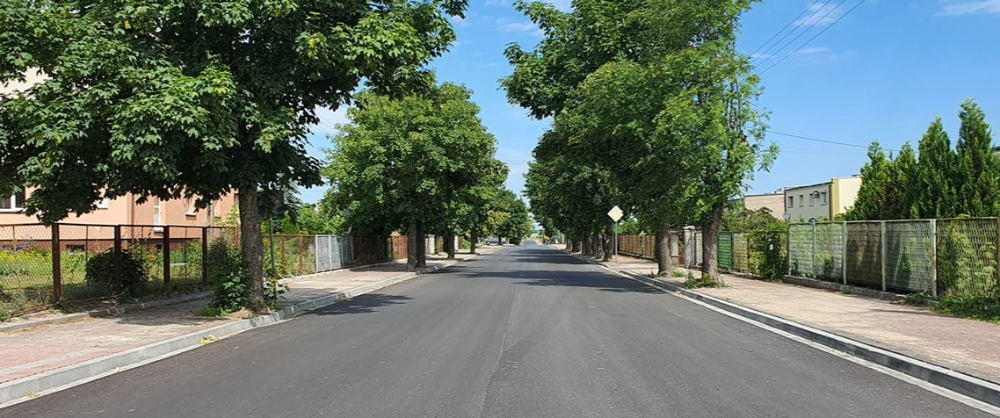 Wyremontowany chodnik i przebudowana droga w Krasnem