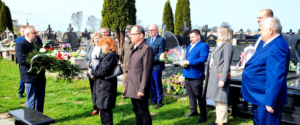 Delegacja władz państwowych i samorządowych składa kwiaty na cmentarzu komunalnym w Przasnyszu