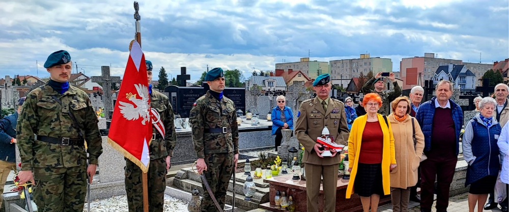 Żołnierze pełnią wartę honorową podczas przasnyskich obchodów 84. rocznicy zbrodni katyńskiej